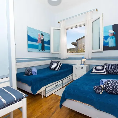 Duga - Beachfront & Seaview Apartment